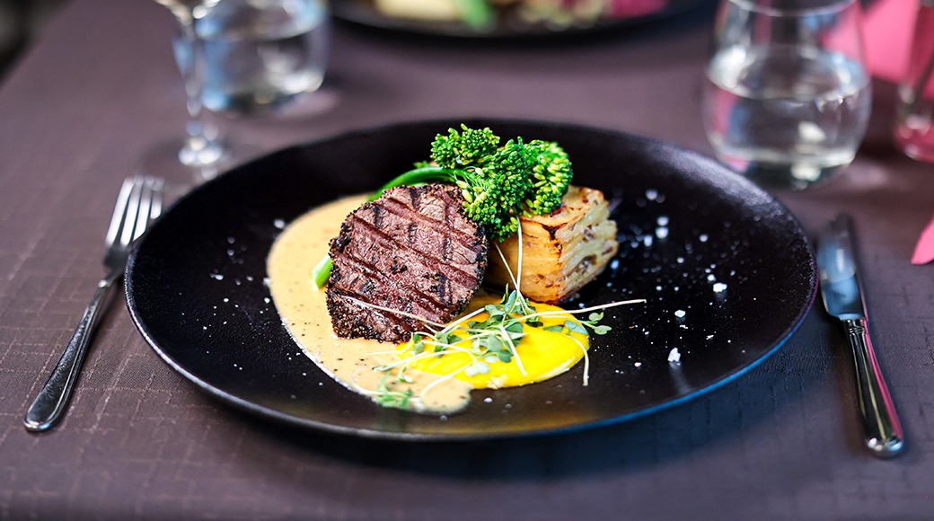 Naudan sisäfilee 150 g, juurestapenadea, kermaista konjakkikastiketta, broccolia sekä valkosipuliperunagratiinia.