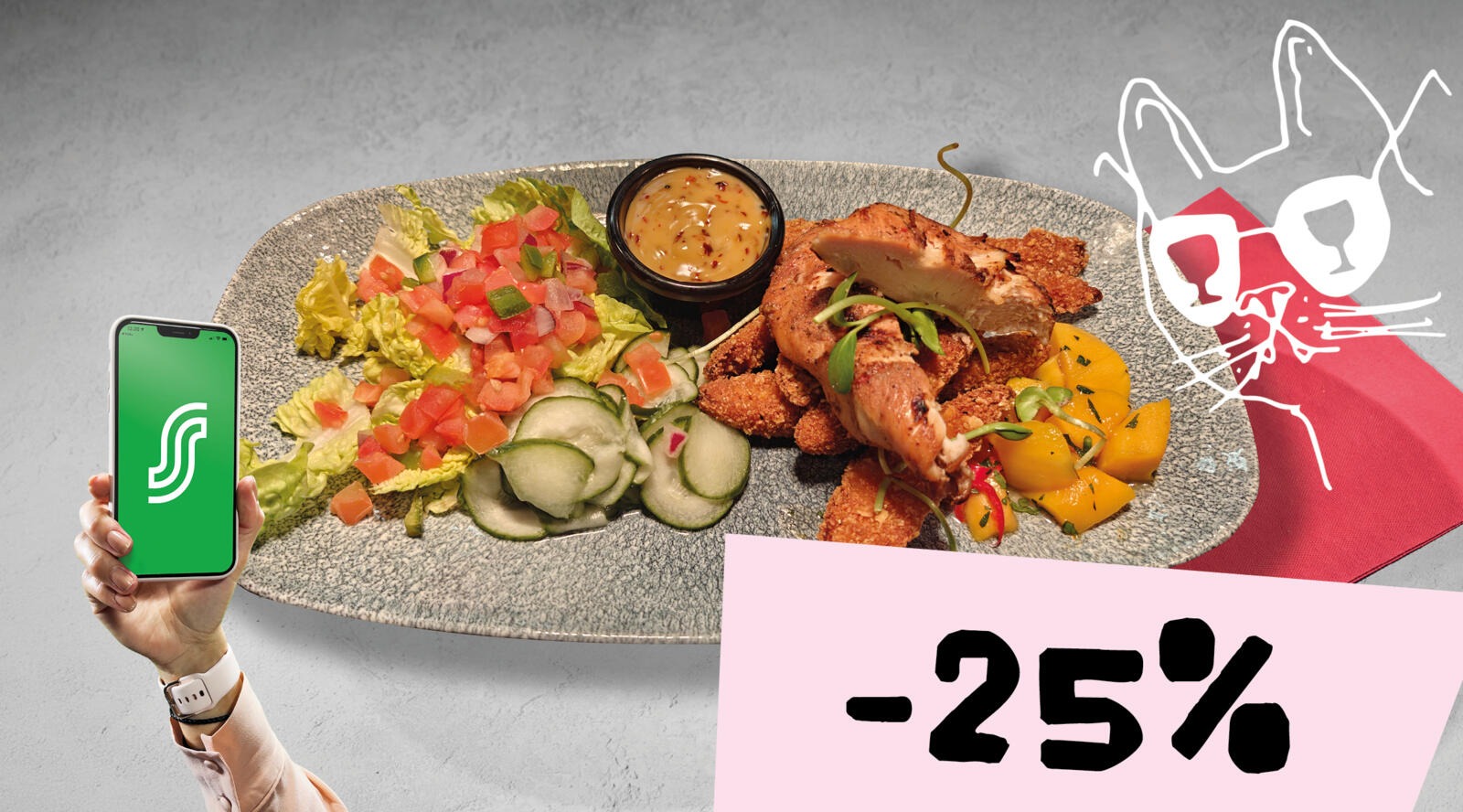 Annoslautanen, jossa paneroitua lihaa, salaattia, kastiketta ja keltaisia vihanneksia. Vieressä käsi pitää vihreänäyttöistä puhelinta.