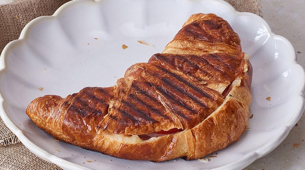 Croissant-toastit