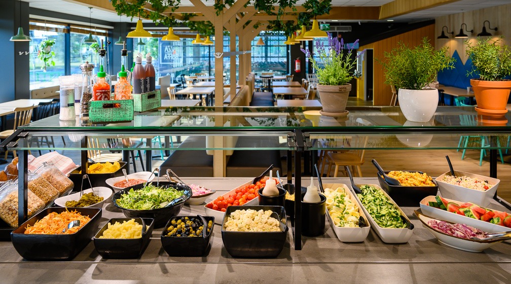 Värikkäitä ja raikkaita salaatteja tarjolla buffetissa.