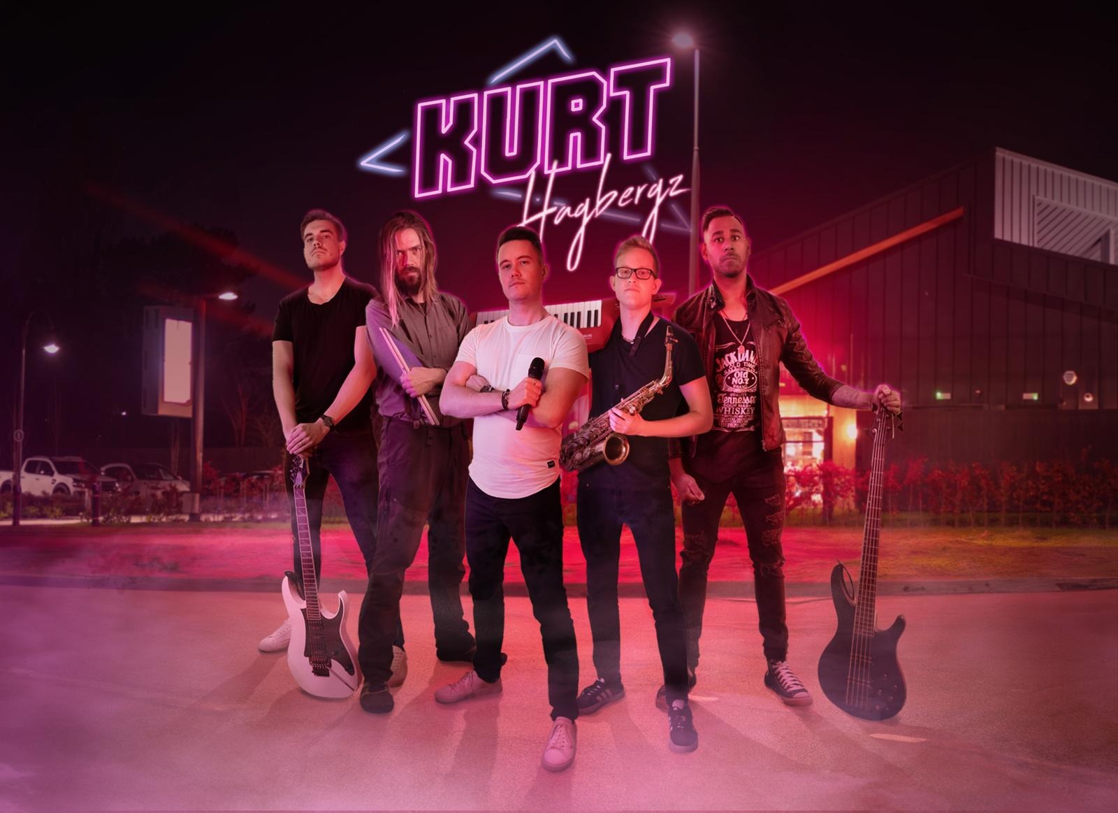 Fem musiker står på rad med sina instrument under en rosa "Kurt Lingybergz" neonskylt i nattlig miljö.