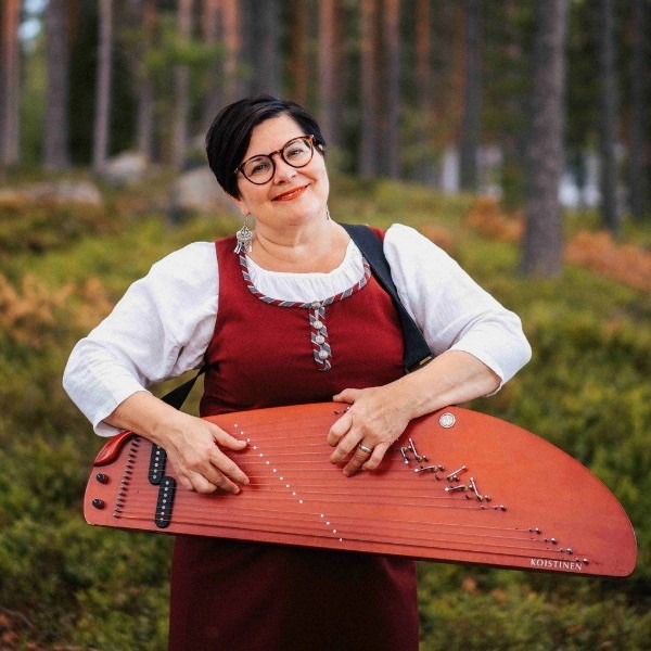 Sari Kaasinen musisoi Bomballa 13.6.2026