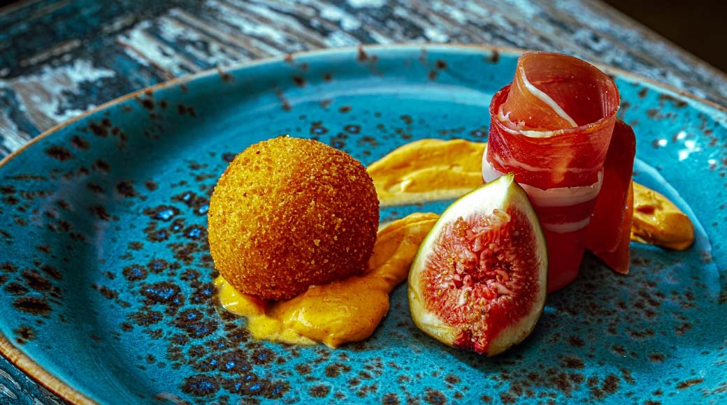 CROQUETA DE MAÍZ Y QUESO MANCHEGO CON JAMÓN SERRANO