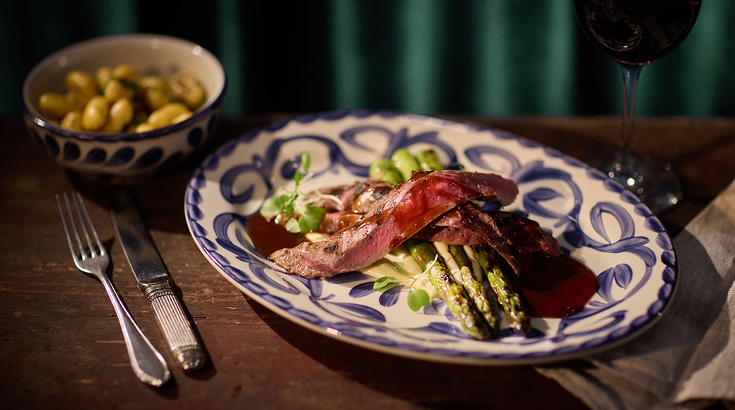 Karitsan sisäfileetä, vihreää parsaa, salviaöljyssä paistettuja gnoccheja ja rucolaa sekä marsala- ja hollandaisekastiketta