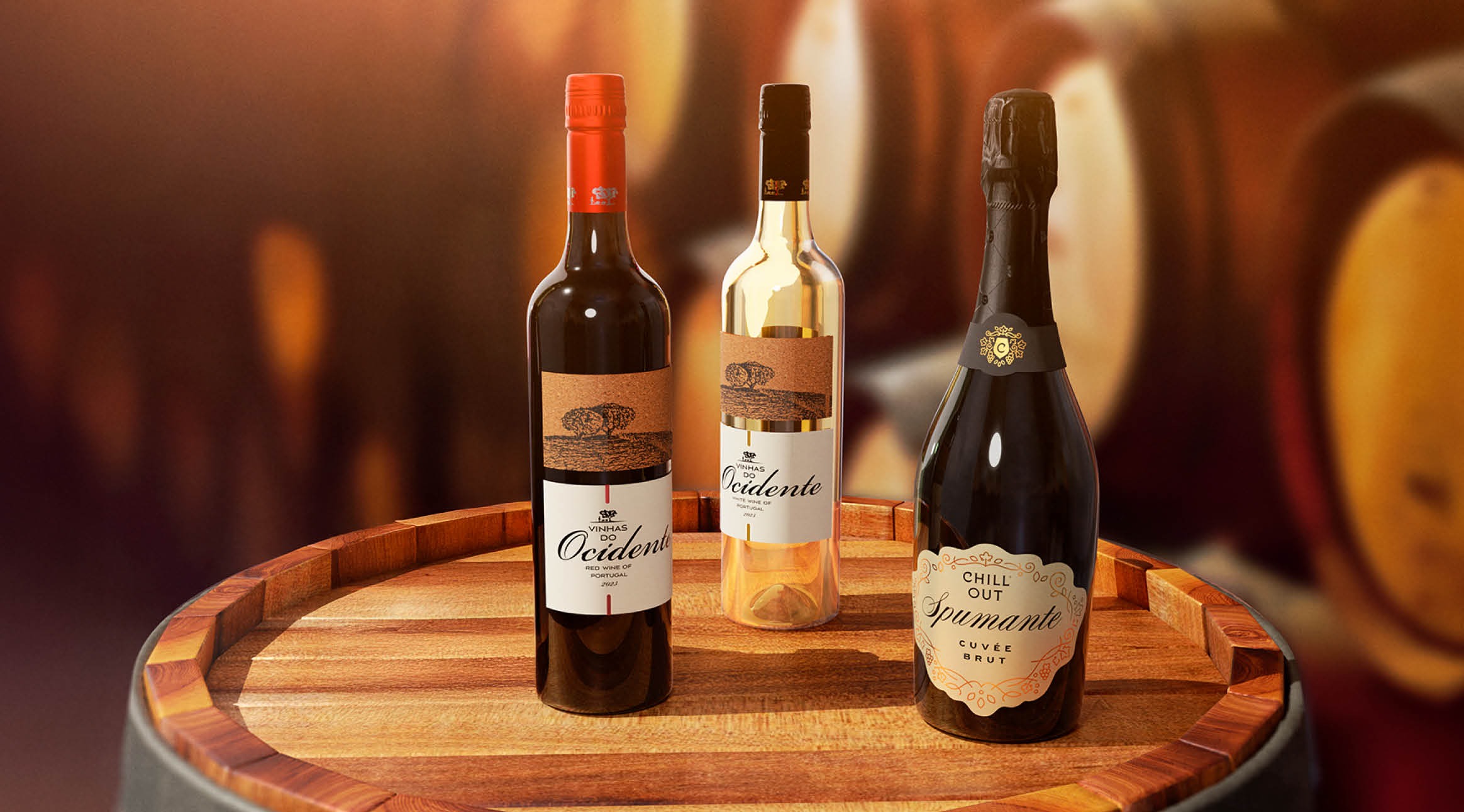 Tre vinflaskor på en träfatstop: rödvin, vitvin och mousserande vin. Bakgrunden visar ett dunkelt belyst källarutrymme.