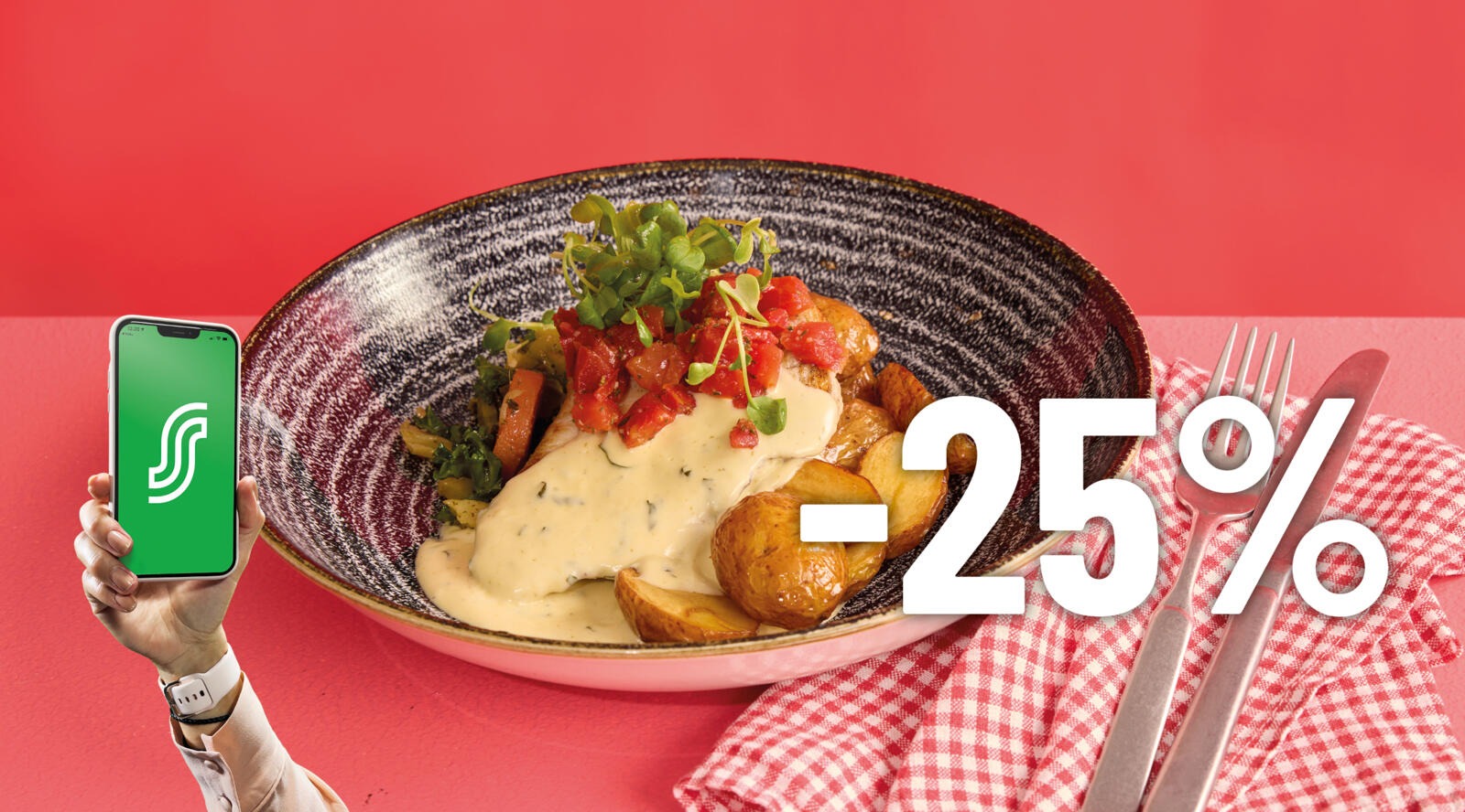 Annos ruokaa keraamisella lautasella: lihaa, perunoita ja kastiketta punaista taustaa vasten. Vieressä näkyy käsi, joka pitää älypuhelinta.