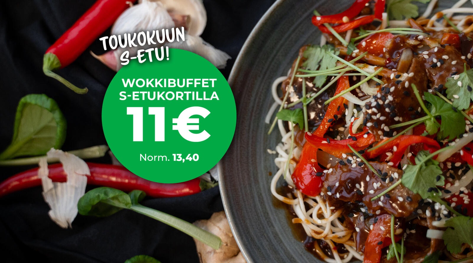 Värikäs wokkiannos lautasella.