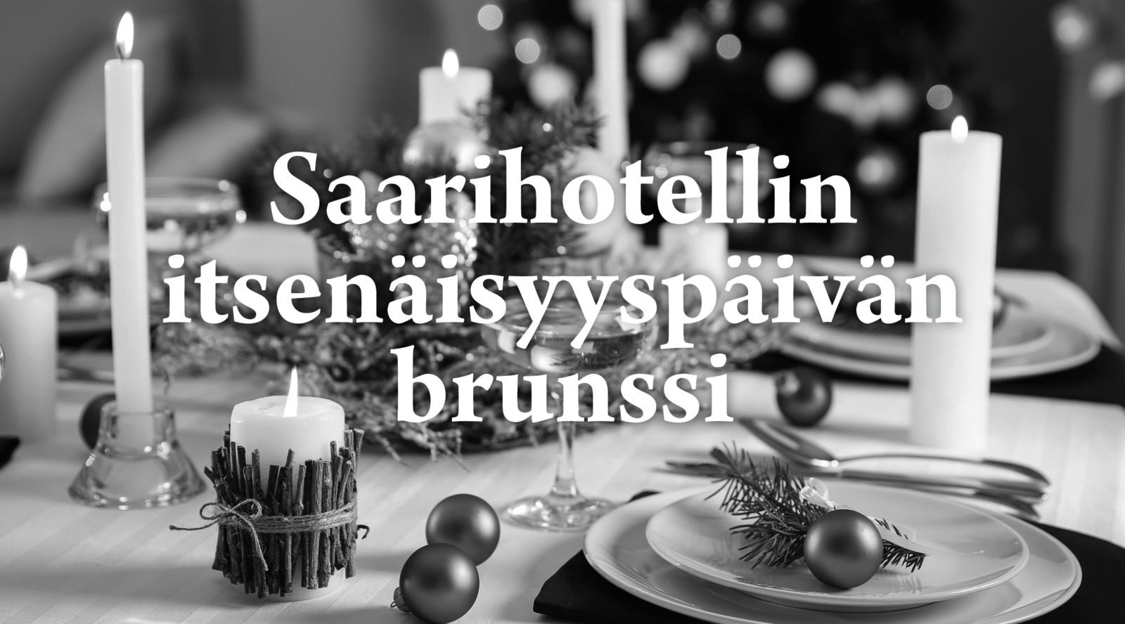 Juhlava kynttilävalaistu kattaus.