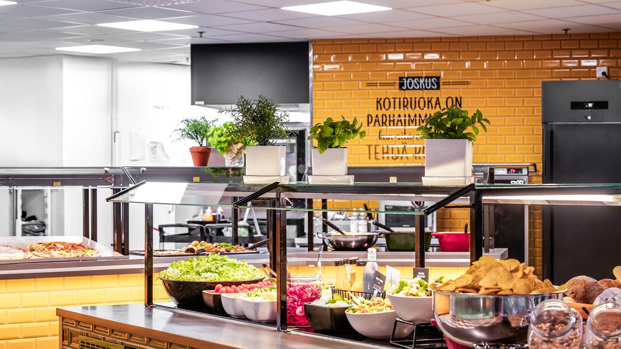 Buffetissa tarjolla raikkaita salaatteja ja lisukkeita.