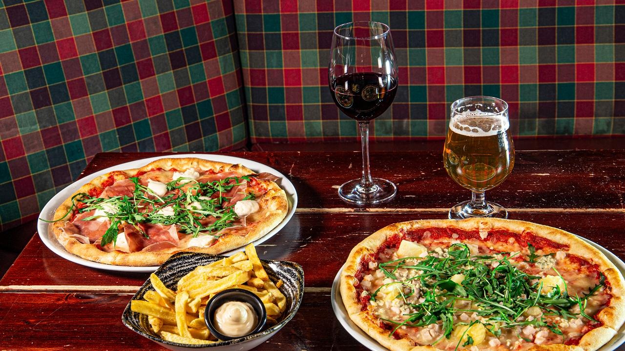Pöydässä Uiton ranskalaiset dipin kera, kaksi Uitto-pizzaa omavalintaisilla täytteillä sekä lasit punaviiniä ja olutta.