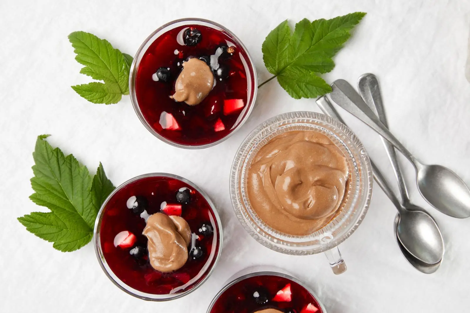 Mustaherukka-päärynäkiisseli ja suklaakermavaahto