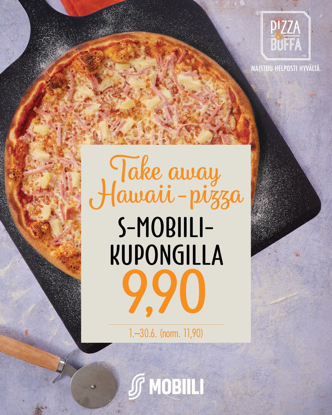 Hawaii-pizza på svart skärbräda, med pizzaskärare bredvid.