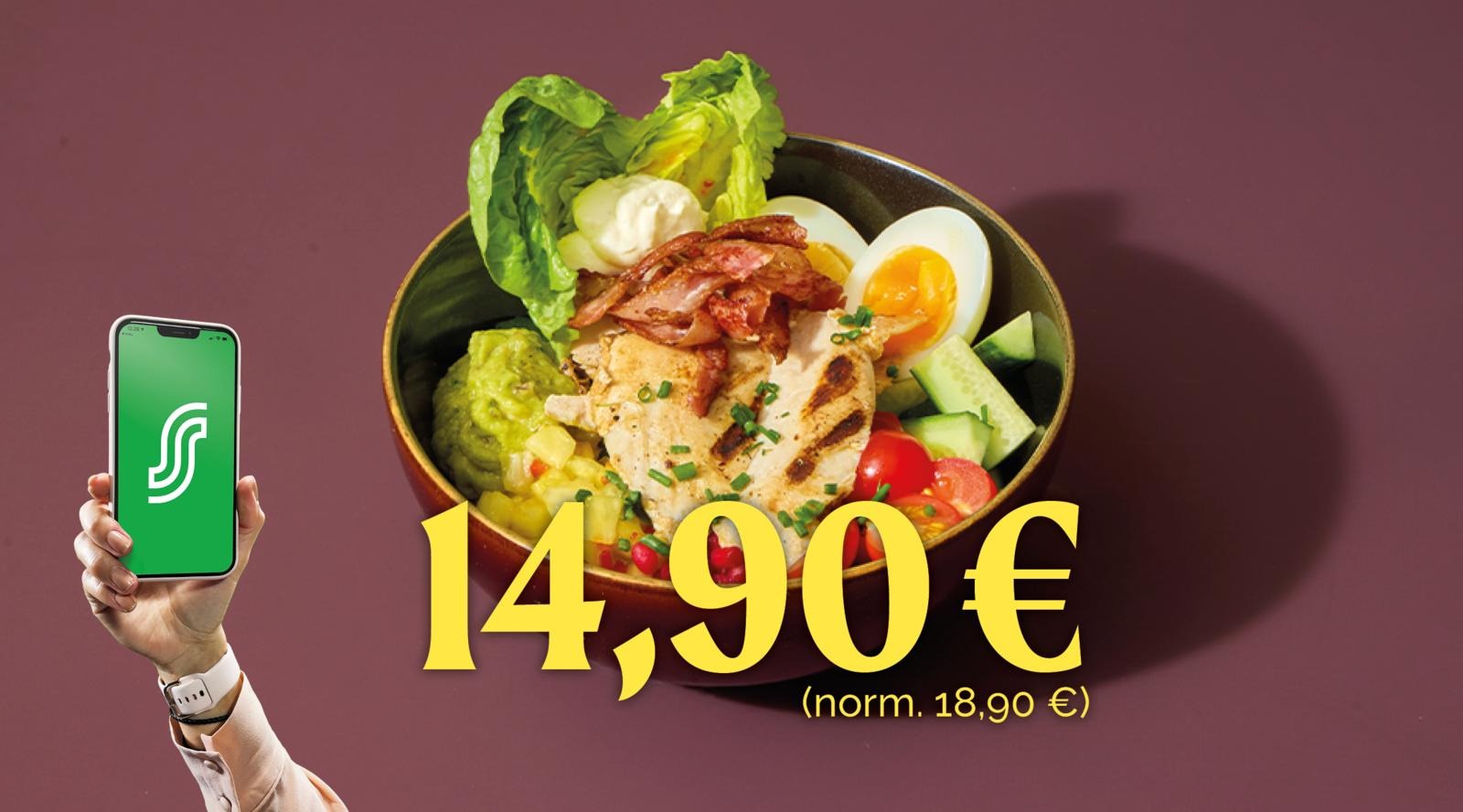 Toidukauss grillitud kanaga, peekoniga, munaga, salatiga, kurgi ja tomatiga. Kõrval käsi nutitelefoni hoidmas.