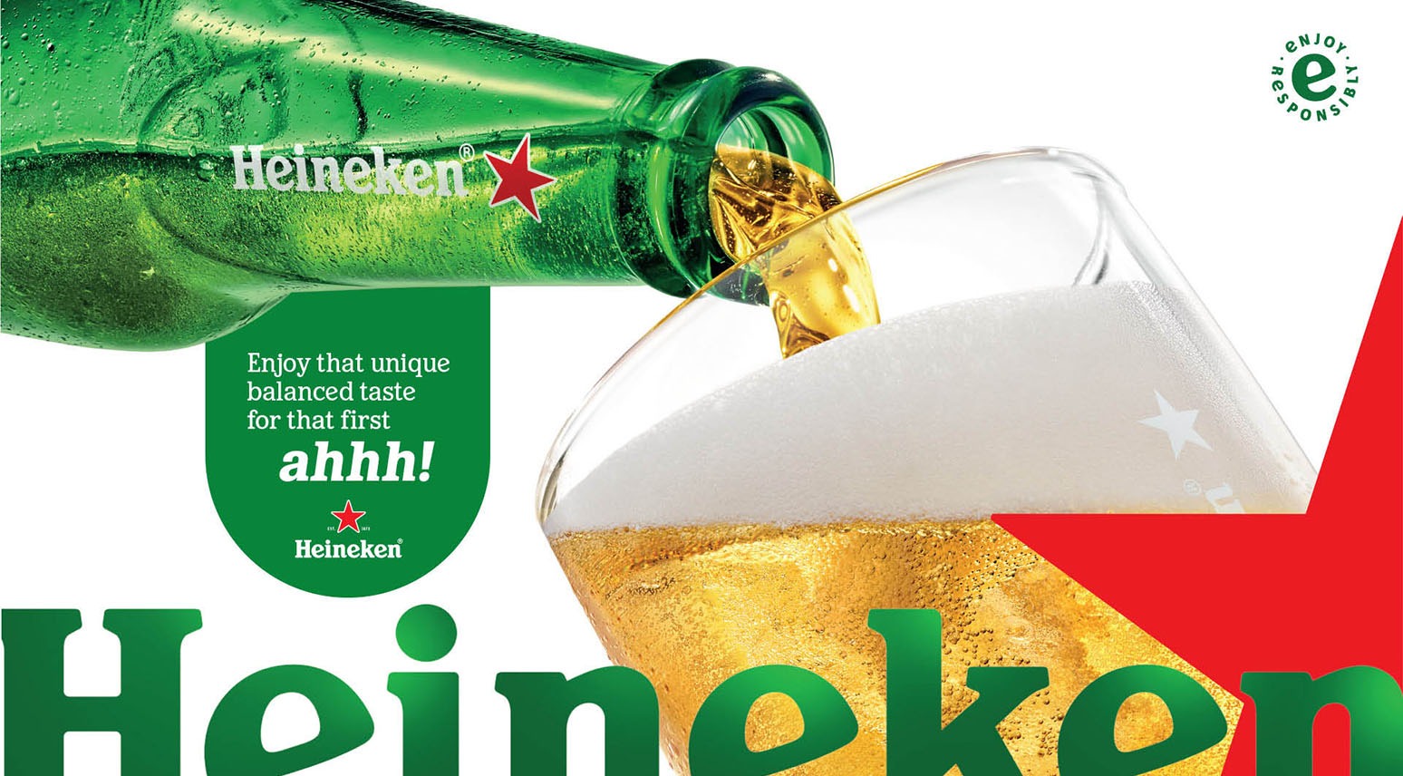 Vihreä olutpullo kaataa kultaista olutta lasiin, jossa näkyy kuohua ja kuplia.