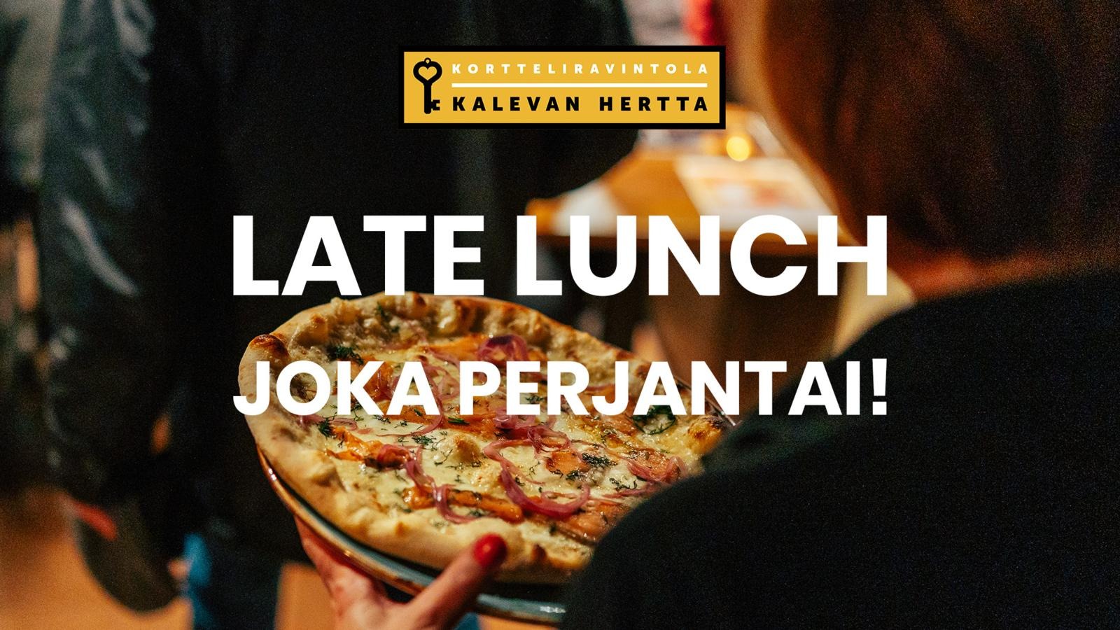 Tarjoilija kantaa pizzaa pöytään. Late lunch joka perjantai -teksti ja Kalevan Hertan logo.