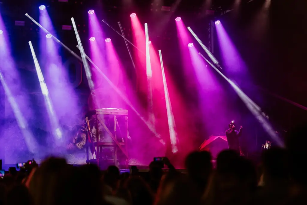 Kuva yleisön takaa lavalle Hoojan esiintyessä Venetsialaisissa 2025