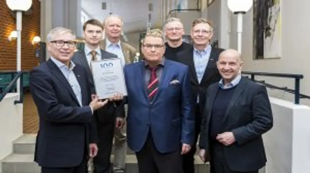 Ihmisiä hymyilemässä kameralle poseeraten