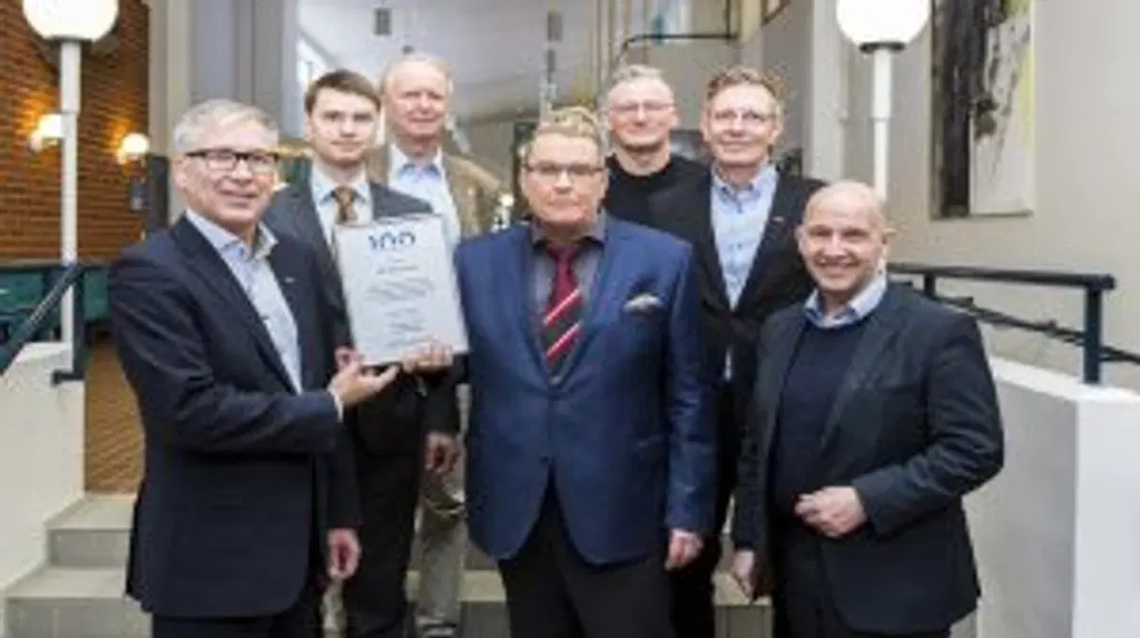 Ihmisiä hymyilemässä kameralle poseeraten