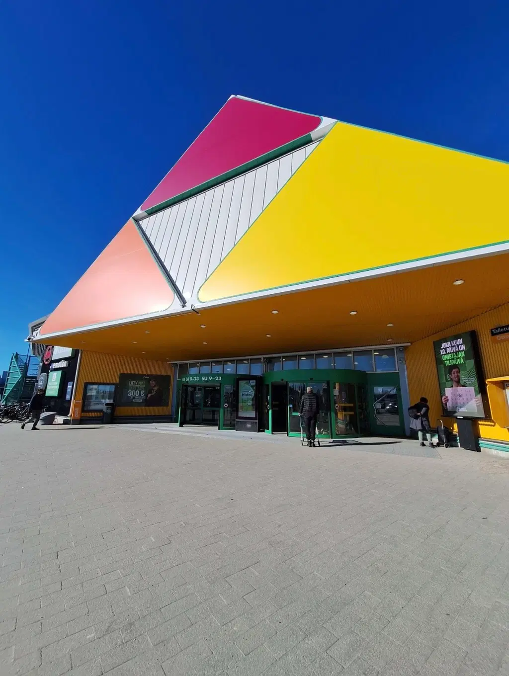 Prisma Rovaniemen pääsisäänkäynti, yläpuolella iso Prisma logo