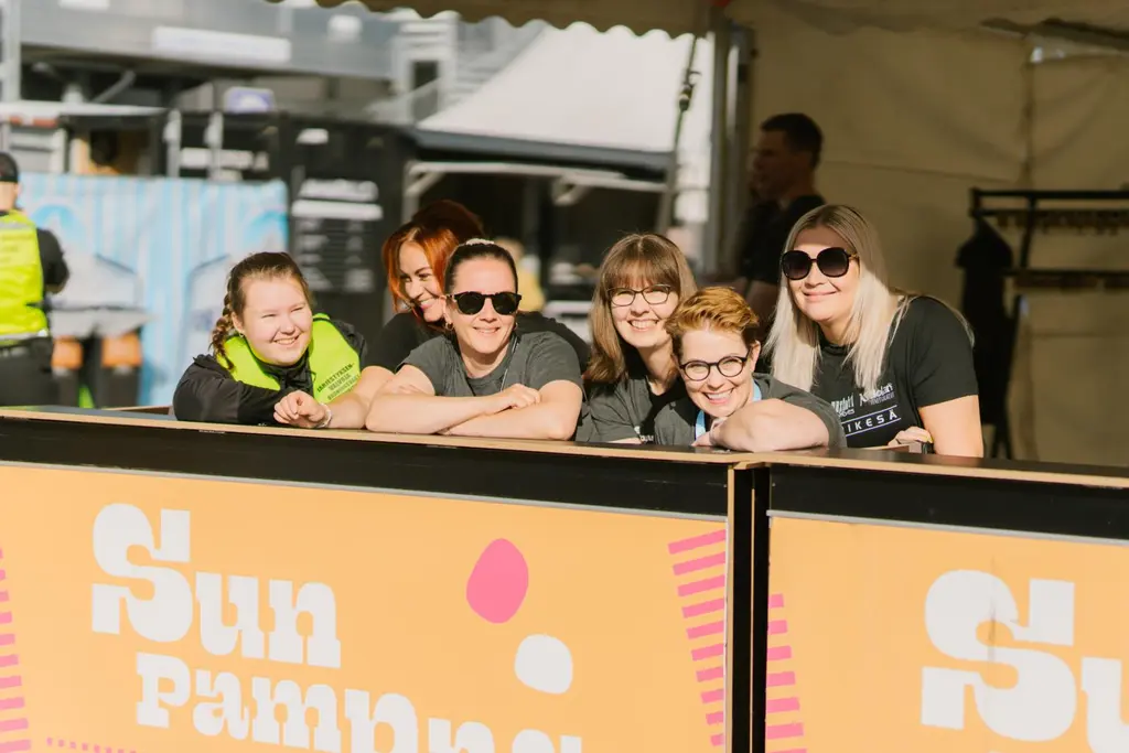 Sun Pampas -lipputiskin työntekijät tapahtumaportin lipunmyyntitiskin takana.