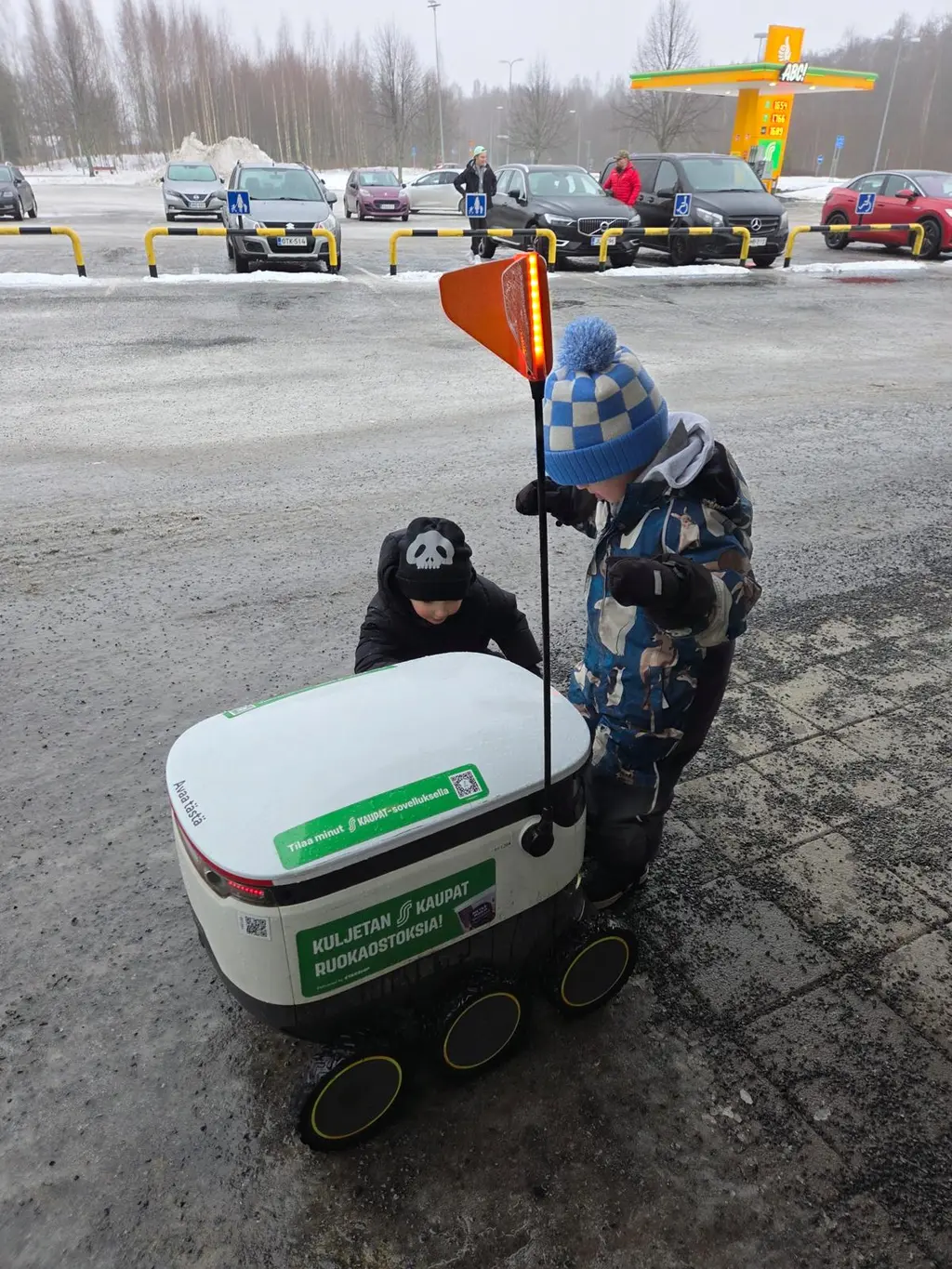 Robotin lisäksi Frans tutustui Miskaan, lasten ilo oli niin tarttuvaa, että robottikin taisi hymyillä. 