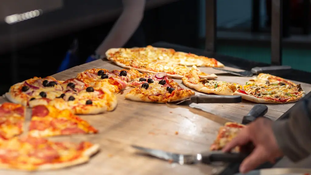 Pizzoja esillä buffetissa.