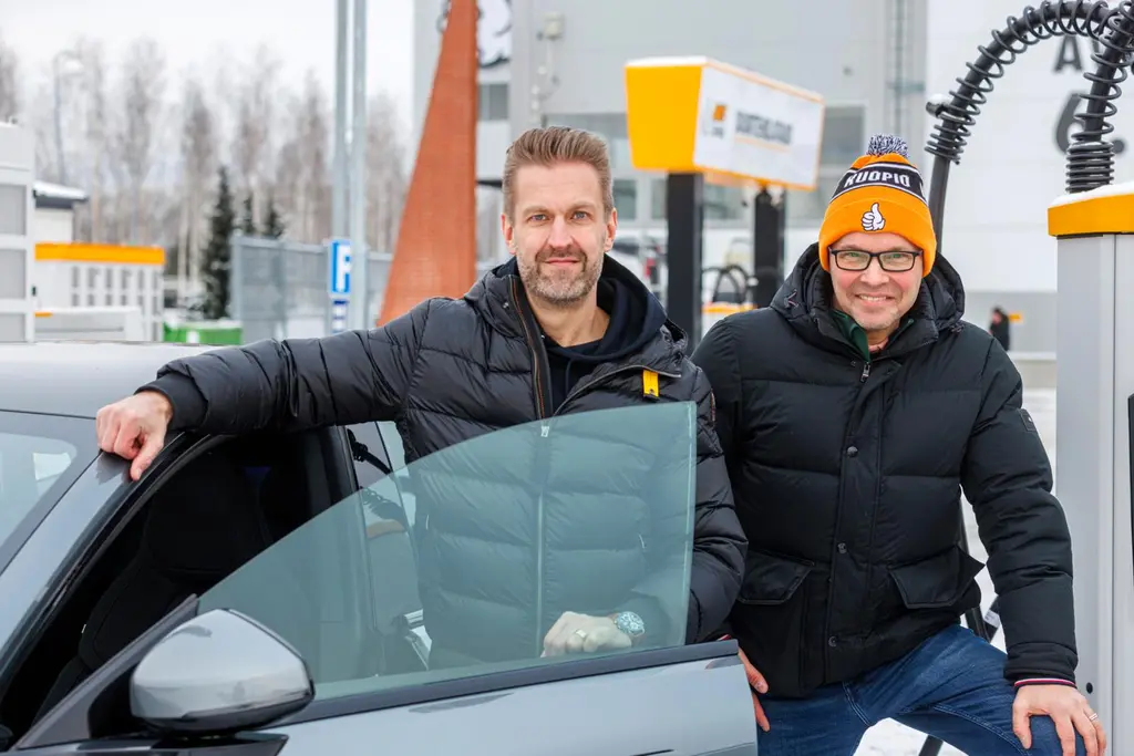 Kaksi miestä, auto, ABC-suurteholatausasema