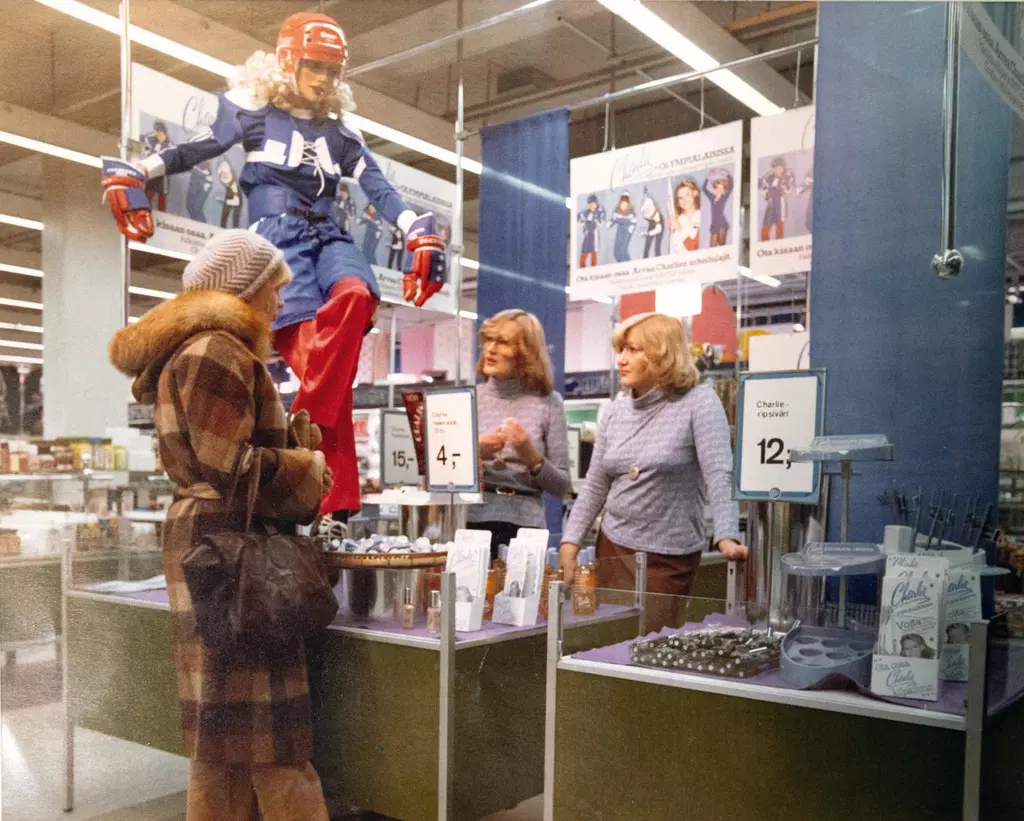 kaksi naismyyjää palvelemassa asiakasta Kuopion Sokoksella 80-luvulla