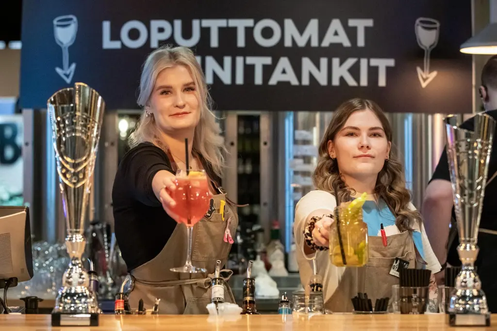 Ravintola VENNin tarjoilijat Viivi-Karoliina Nurmi ja Jasmin Verkkoperä (oik.).
