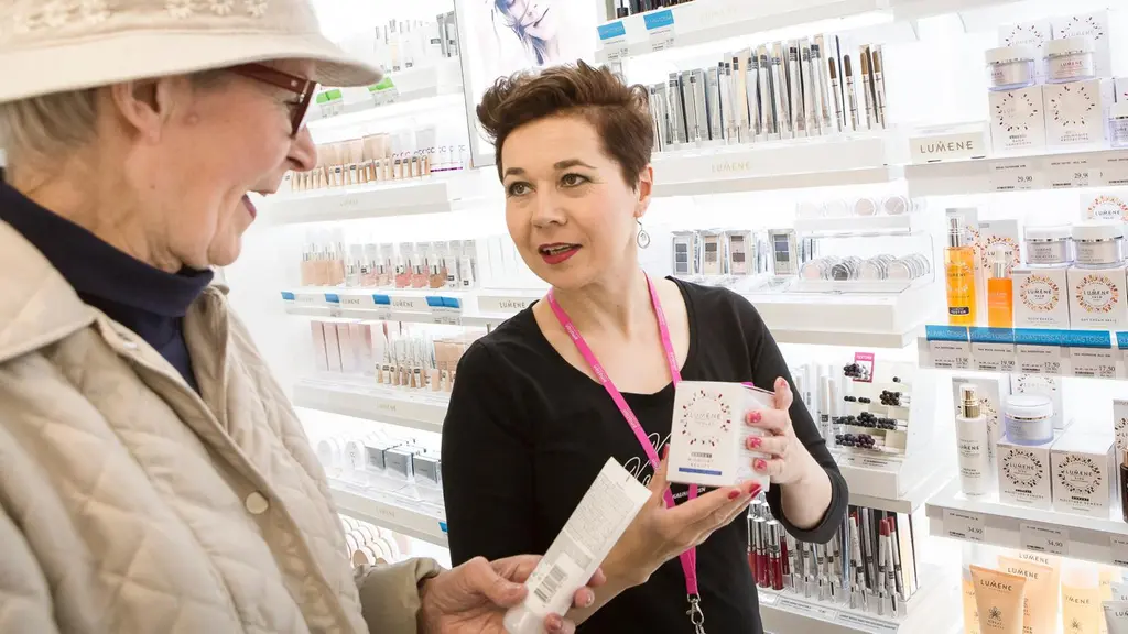 Emotion-myyjä esittelee tuotetta asiakkaalle.