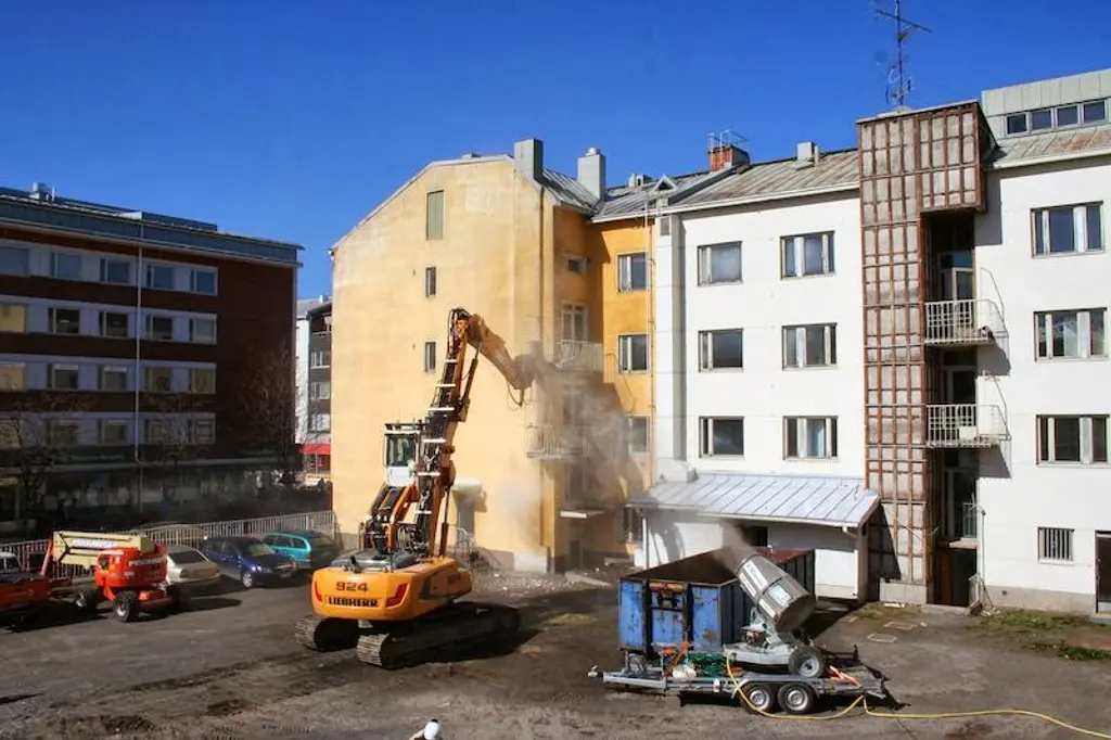 rakennusta puretaan isoilla koneilla