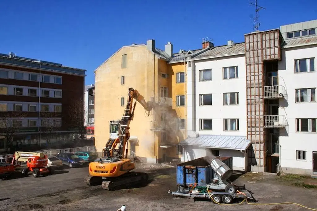 rakennusta puretaan isoilla koneilla