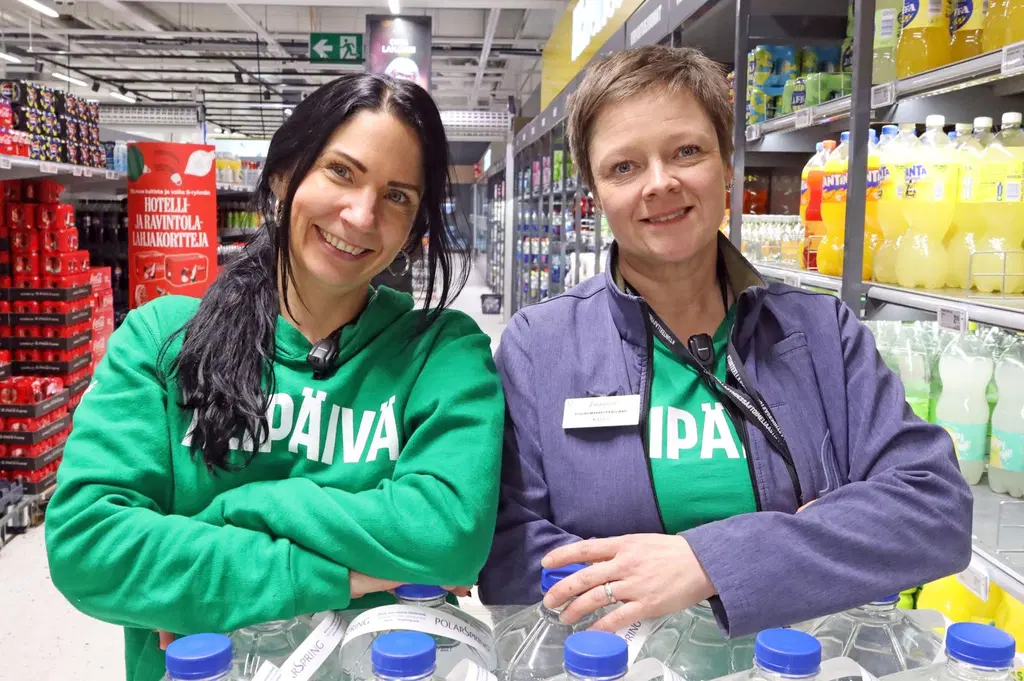 Kaksi naista s-market kaupassa Elina Hautamäki Kaisa Kuhmonen