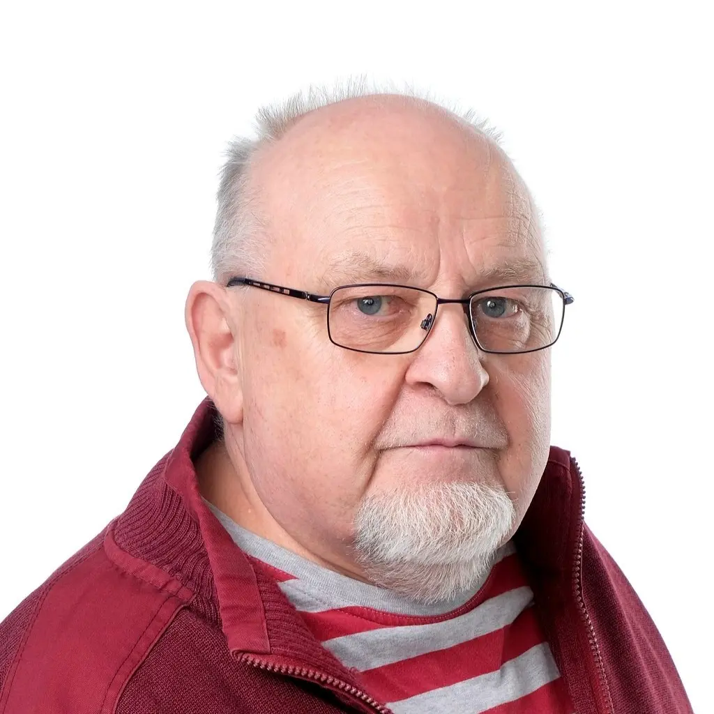 Mies katsoo kameraan