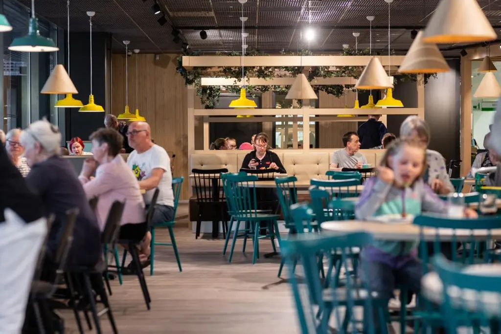 Asiakkaita syömässä ravintolamaailmassa.