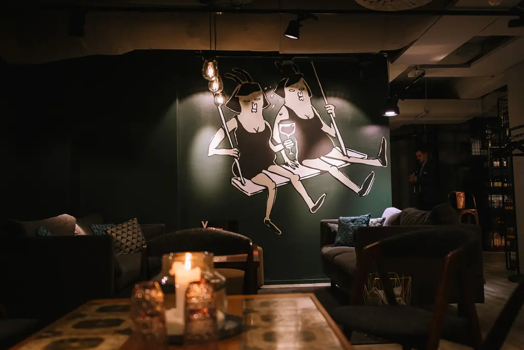 Tunnelmallinen ravintolasali kynttilän valossa.