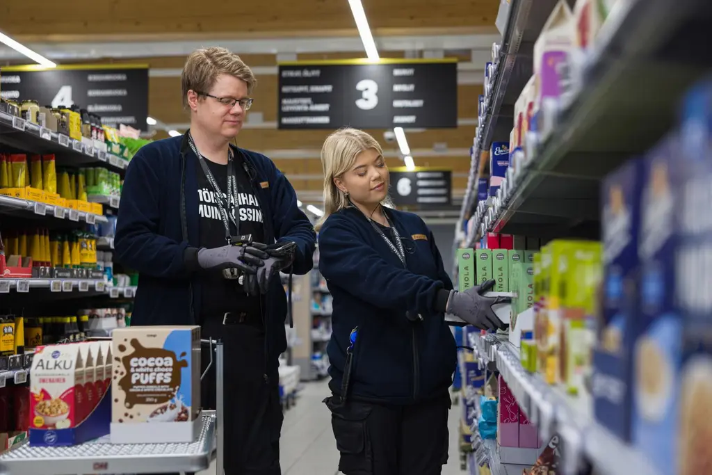S-market Leinolan myyjät Lasse ja Fanny hyllyttämässä.