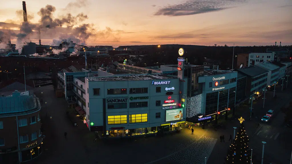 Kuva Koskikara-kauppakeskuksesta auringonlaskun aikaan.