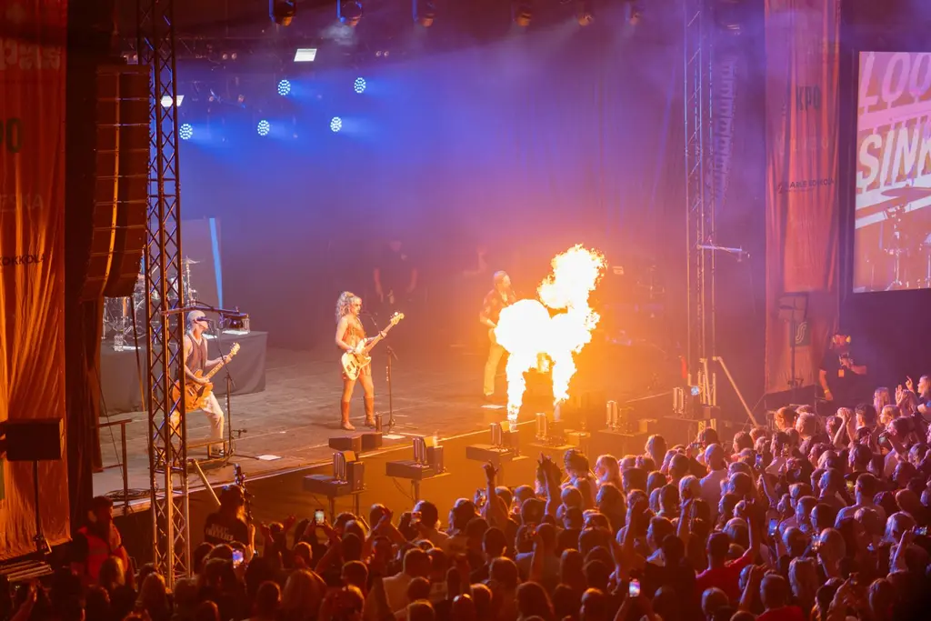 Haloo Helsinki! -yhtye Sun Pampas -tapahtuman lavalla esiintymässä vuonna 2025