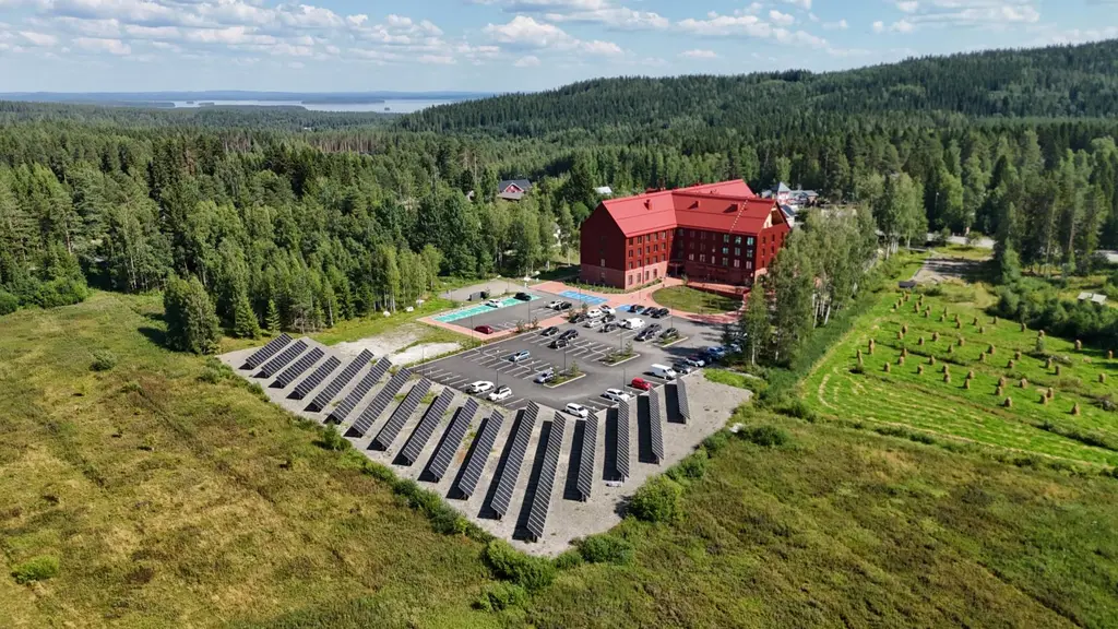 Break Sokos Hotel Koli Kylä-hotelli ja aurinkopaneelit hotellin parkkipaikan vieressä.