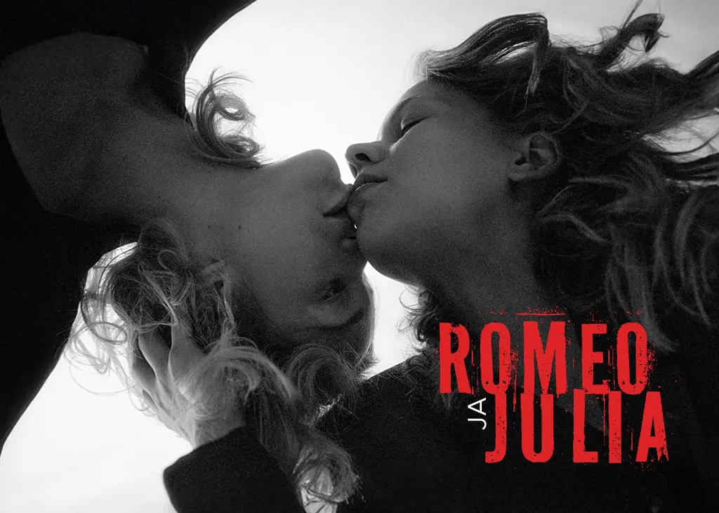 Tampereen Teatterin näyttelijät Romeo ja Julia kasvot lähekkäin. Romeona loistaa Meri Luukkanen ja Julian roolissa hurmaa Anna Böhm.