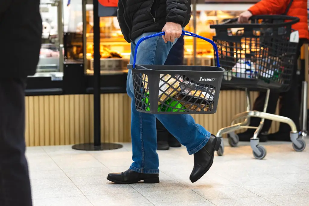 S-market Vaajalan avajaisilla asiakkaita ostoksilla