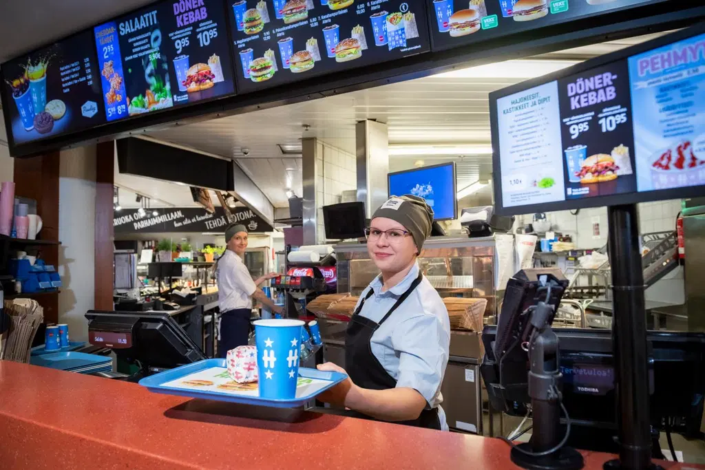 Prisma Joensuun Hesburgerissa Laura Mulari ja Janette Kettunen