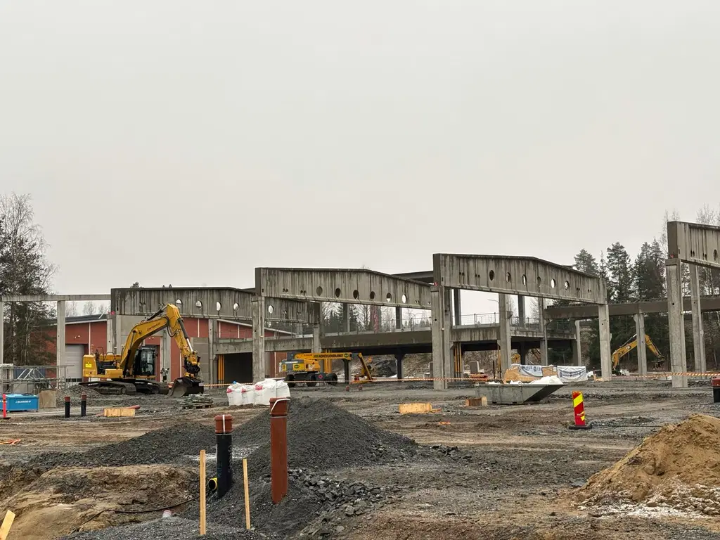 Prisma Heinolan työmaa maaliskuussa 2026, runkoelementtien asennus.