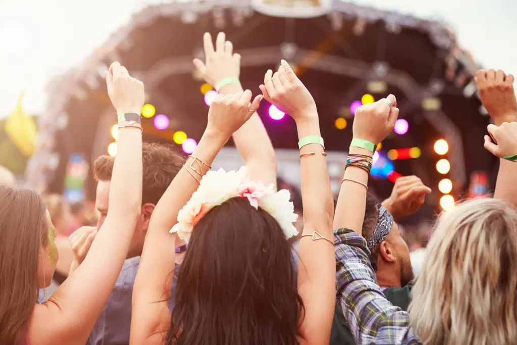 Människor som har roligt på festivaler