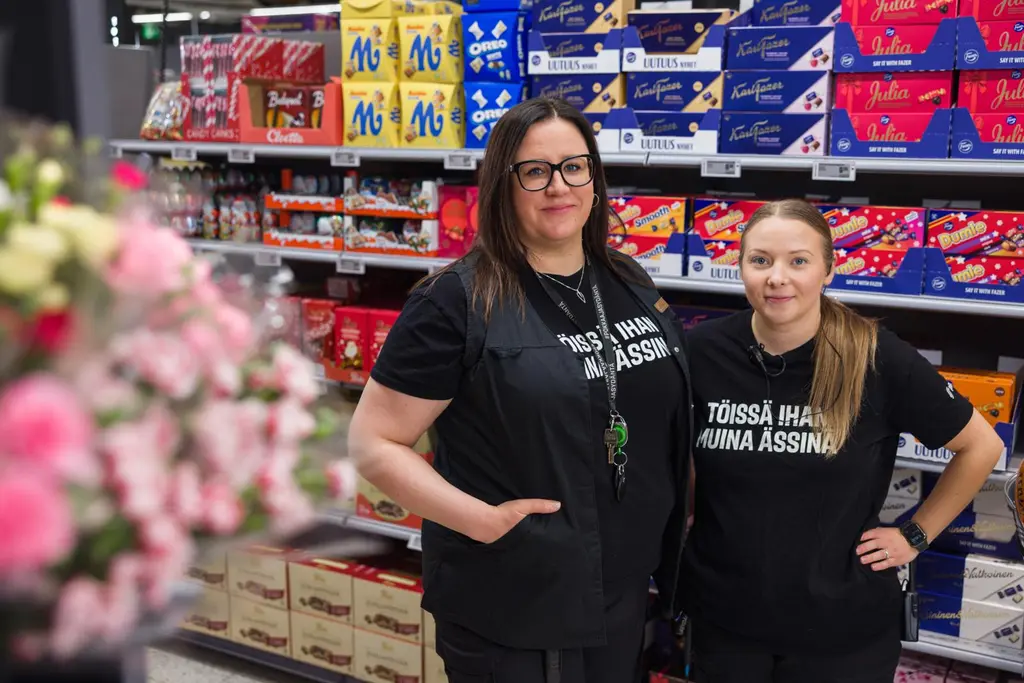 S-market Leinolan marketpäällikkö Suvi Reunanen ja apulaispäällikkö Sanni Kaikuranta seisovat makeishyllyn edessä.