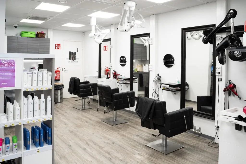 Hiuspalvelu Karkkarin kampaamosali.