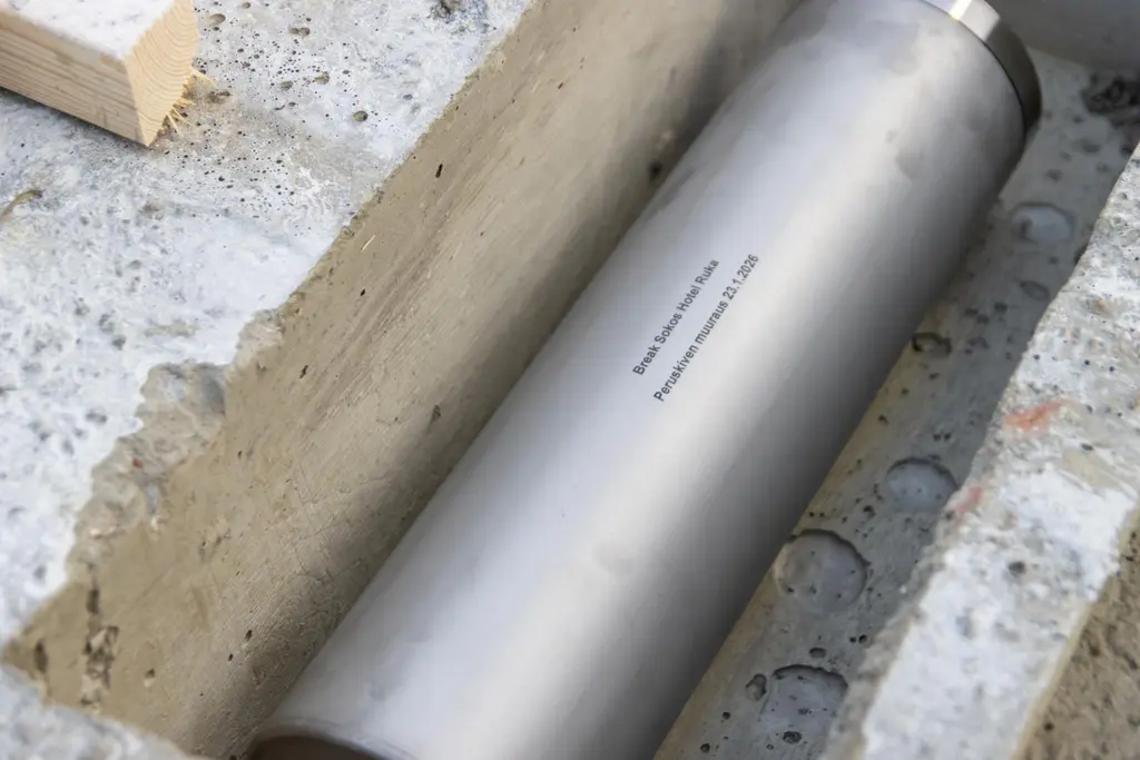 Aikakapseli sijoitettuna betoniseen peruskiveen.