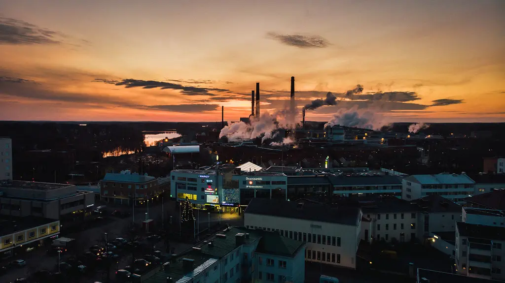Kuva Koskikaran ostoskeskuksesta otettu ilmasta auringonlaskun aikaan.