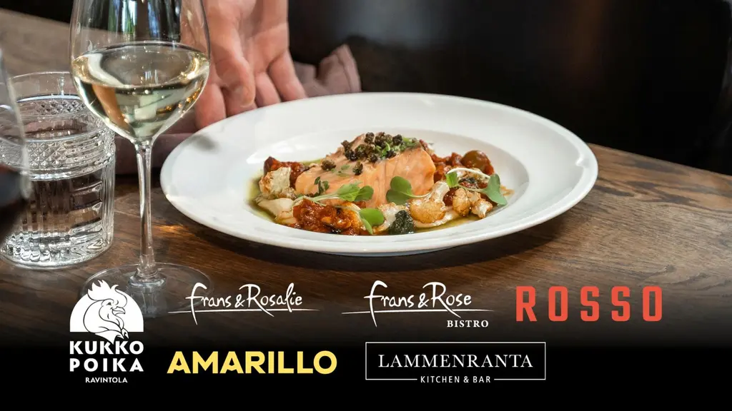 Tarjoilija asettaa lohiannoksen pöydälle.